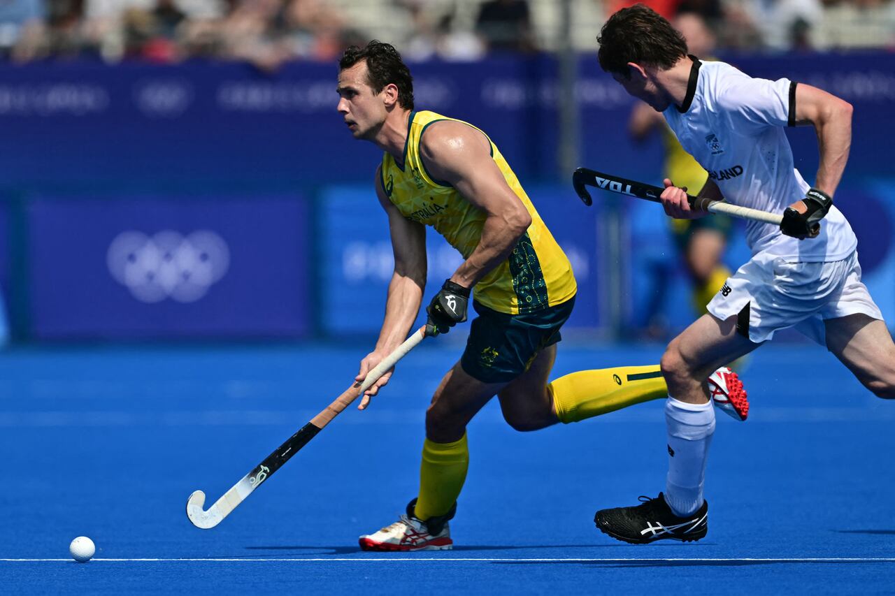 El delantero australiano #02 Thomas Craig es marcado por el defensor neozelandés #08 Charlie Morrison en el partido de hockey sobre césped del grupo B masculino entre Nueva Zelanda y Australia durante los Juegos Olímpicos de París 2024 en el estadio Yves-du-Manoir en Colombes el 1 de agosto de 2024. (Foto de Miguel MEDINA/AFP)