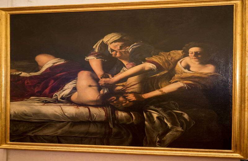 Judith decapitando a Holofernes de Artemisia Gentileschi: En una época en que artistas mujeres no eran fácilmente aceptadas, según uffizzi.org “Artemisa fue la primera mujer en convertirse miembro de la Accademia di Arti del Disegno de Florencia.