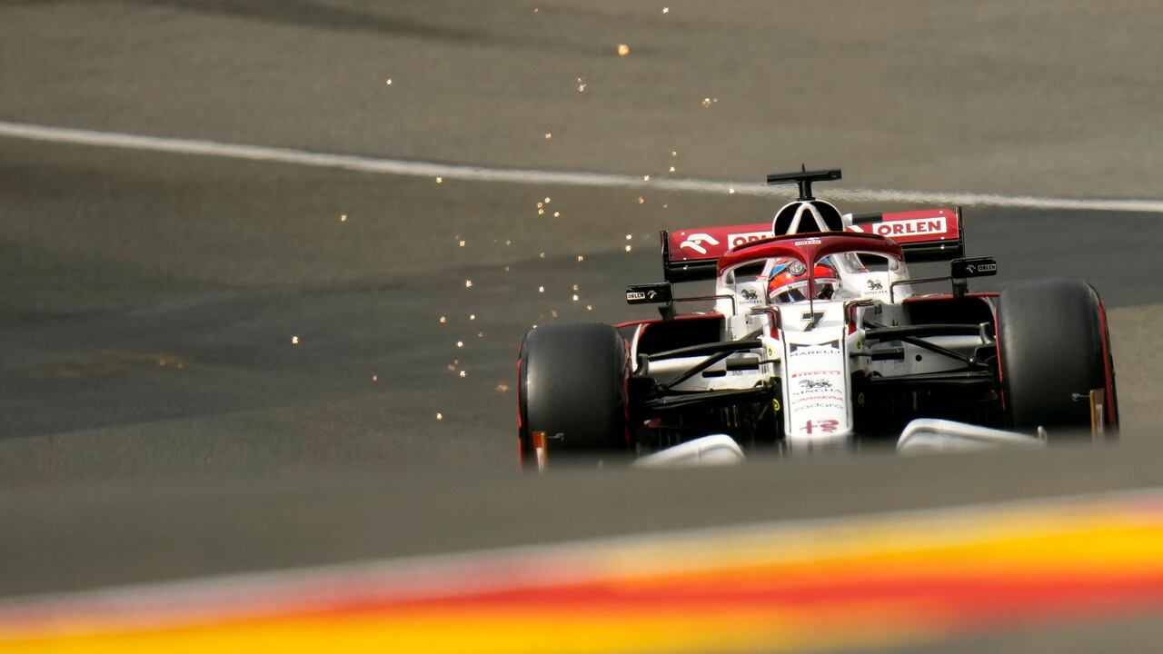 Kimi Raikkonen conduciendo el monoplaza del Alfa Romeo.