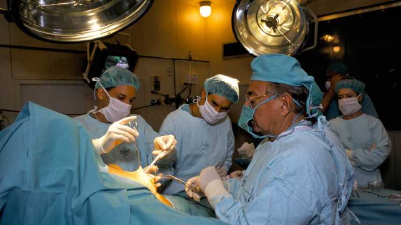 Ivo Pitanguy aprendió en Estados Unidos y Reino Unido. Pero tras un fuego en Brasil, un quemado le dijo que preferiría morir que verse así. Ivo entendió que reparar no era suficiente y se dedicó a la belleza.