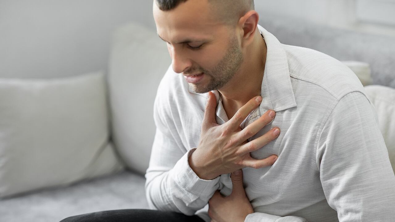 La acidez estomacal puede presentarse por el consumo de determinados alimentos, medicamentos o bebidas alcohólicas, entre otras razones.