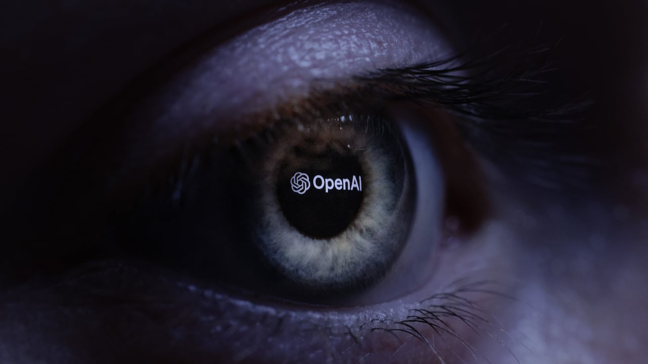 El logo de 'OpenAI' proyectado en un ojo humano ilustra que la compañía sufrió un revés legal en Alemania. Foto: JOEL SAGET / AFP