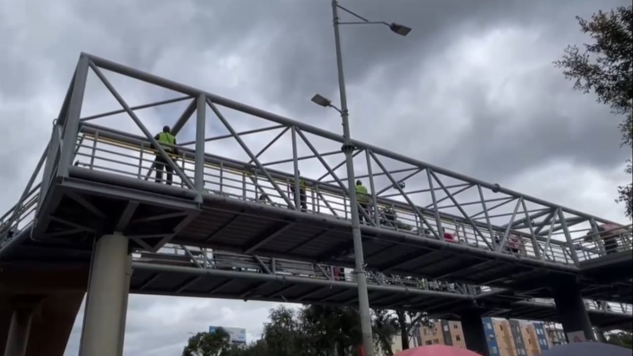 Auxiliares de policías rescataron a una adolescente que se iba a lanzas de un puente en el norte de Bogotá.