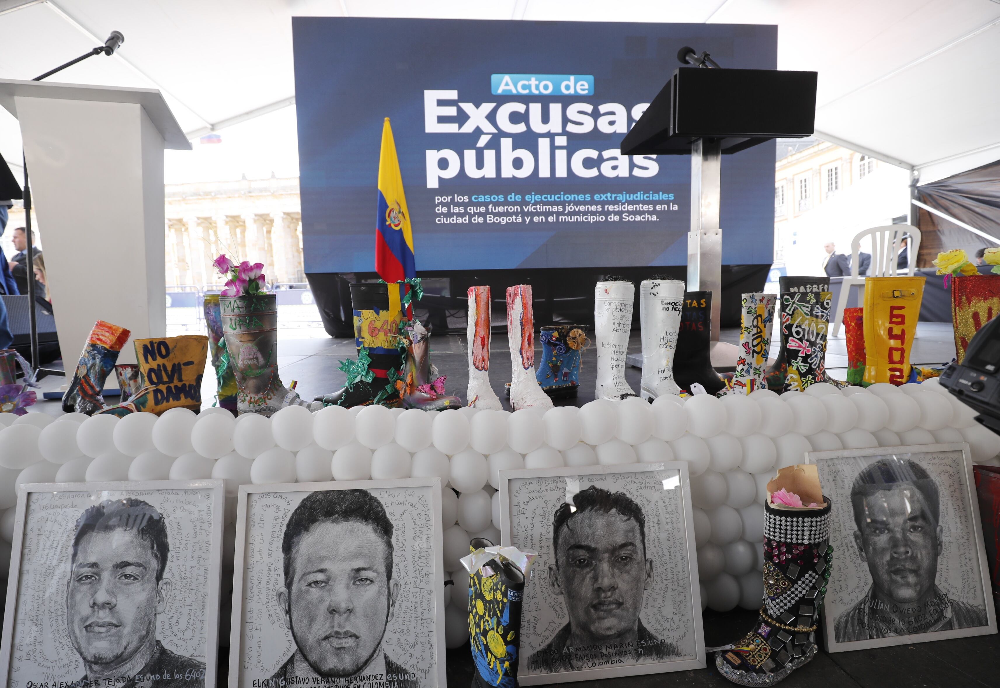 Acto de Excusas Públicas por los casos de ejecuciones extrajudiciales de las que fueron víctimas jóvenes residentes en Bogotá y Soacha, en la Plaza de Bolívar