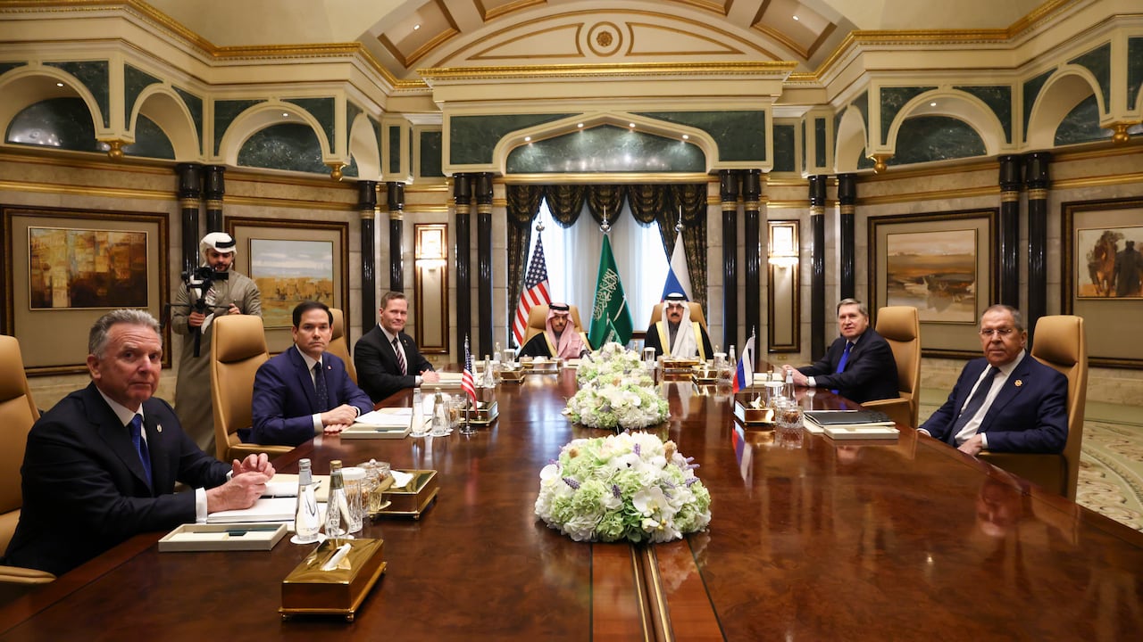 Negociaciones entre EE. UU. y Rusia en Arabia.