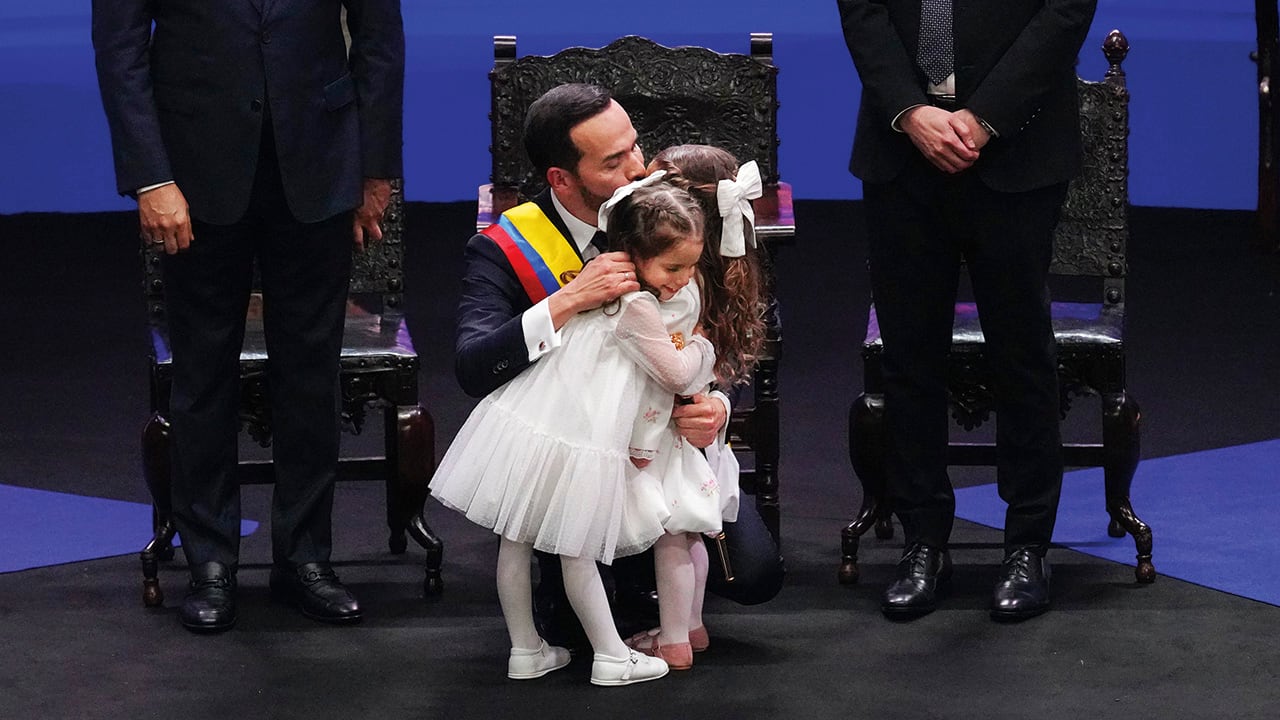 Abelardo De La Espriella dando un fraternal beso a su pequeña hija en medio de la posesión presidencial