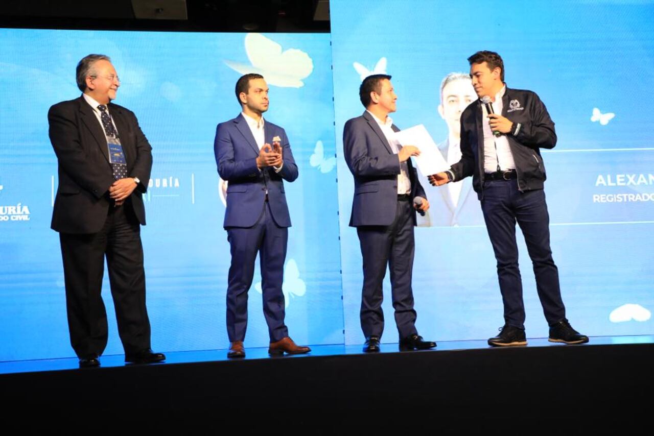 El Registrador nacional, Alexander Vega, presentó la nueva actualización de la cédula digital.