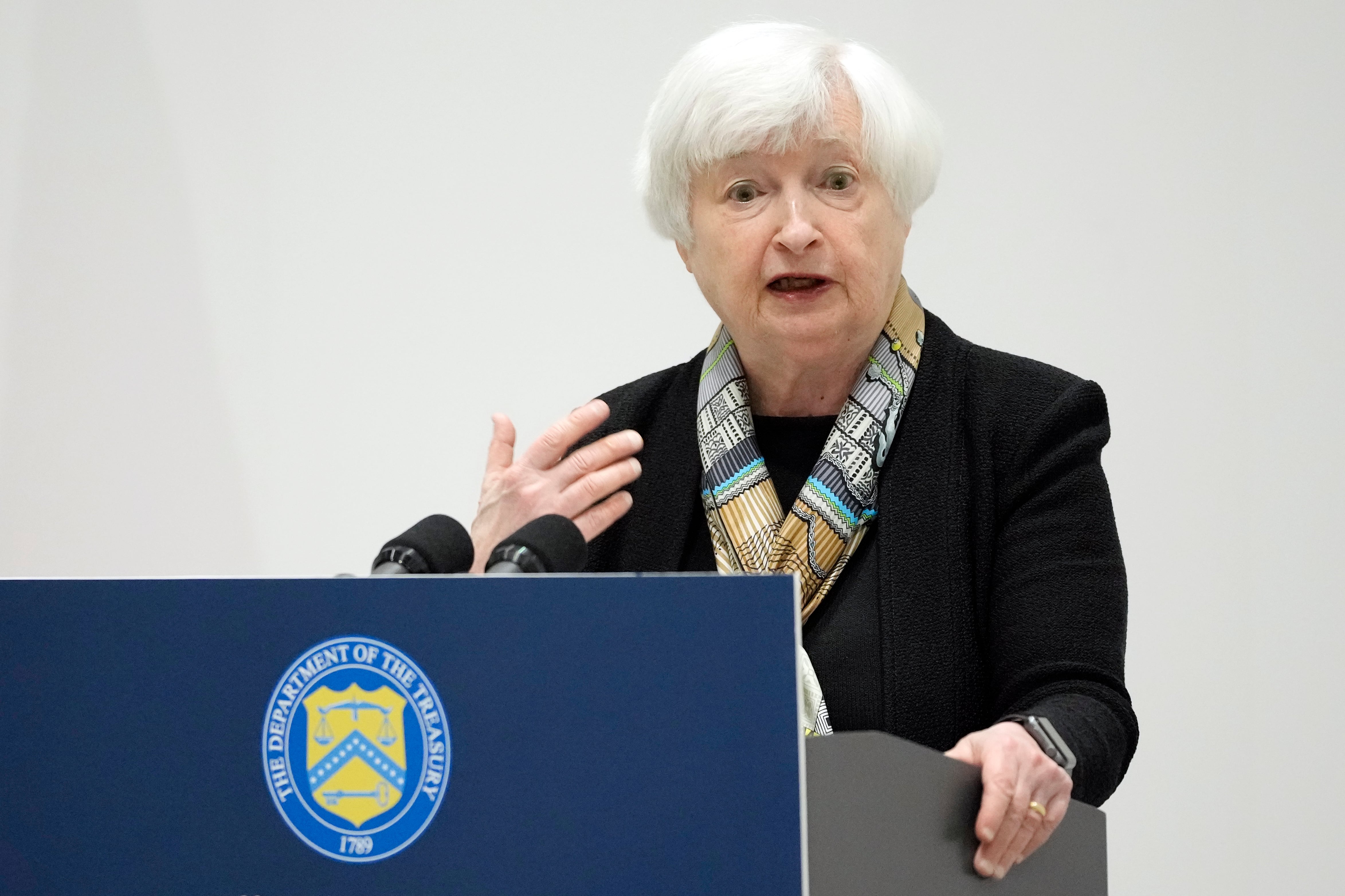La secretaria del Tesoro de EE. UU., Janet Yellen, responde preguntas de los periodistas durante una conferencia de prensa, en la reunión del G7 de ministros de finanzas y gobernadores de bancos centrales, en Toki Messe en Niigata, Japón