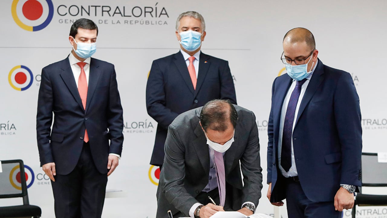 Con el compromiso de pagar 983,8 millones de dólares (unos 3,9 billones de pesos, teniendo en cuenta la tasa de cambio actual), se logró un acuerdo con la aseguradora Mapfre para destrabar el proyecto eléctrico de Hidroituango. El pacto alcanzado es de punto final, lo que implica que ni EPM puede reclamar más dinero, ni Mapfre pedir ningún tipo de devoluciones. Se firmó en compañía del contralor y del presidente Duque.