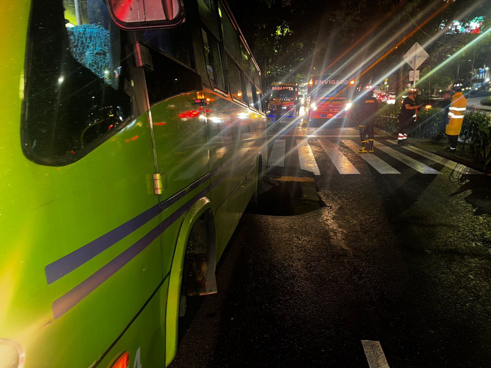 Se hundió parte de la vía en la avenida El Poblado, en Medellín.
