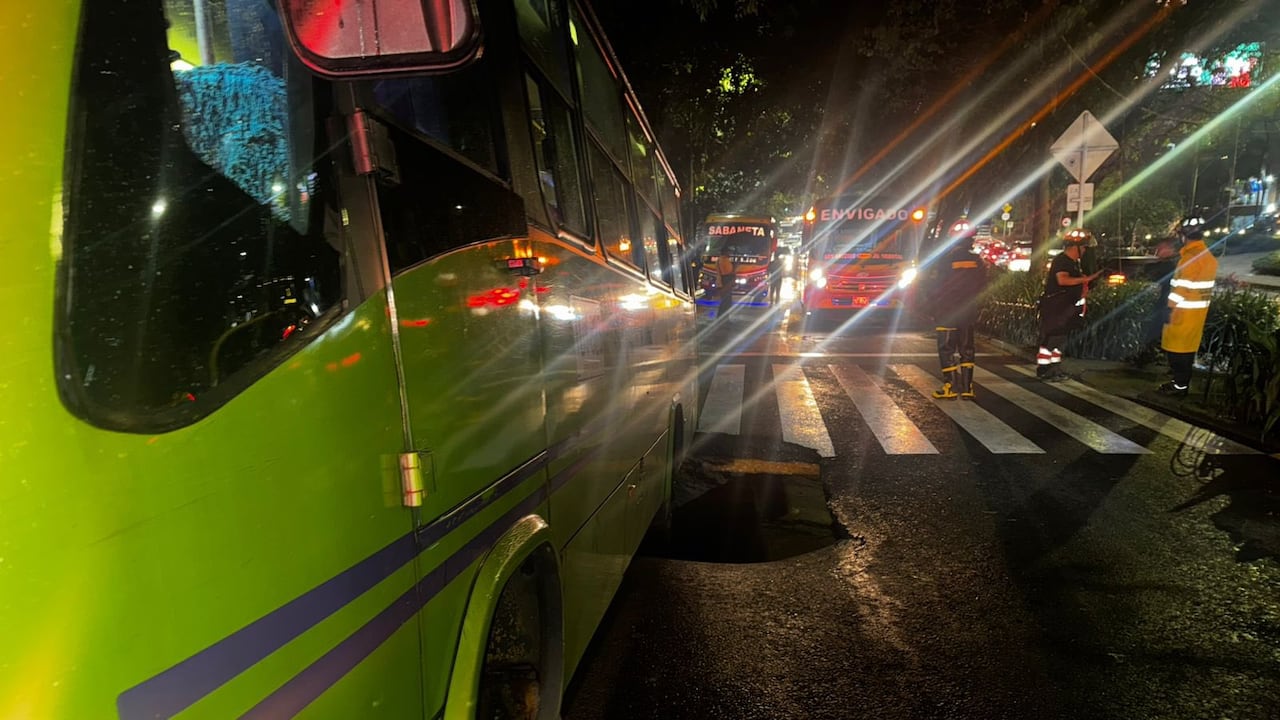 Se hundió parte de la vía en la avenida El Poblado, en Medellín.