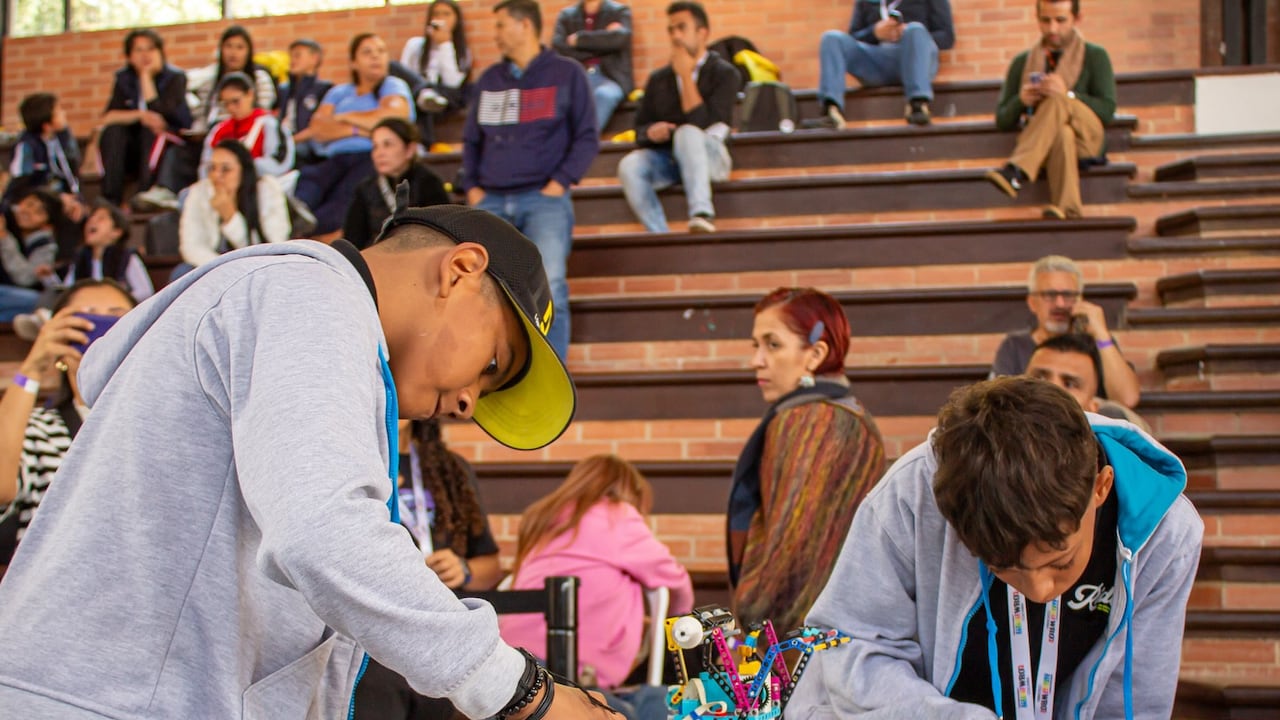 Estudiantes concursando en el último de la WRO Colombia 2024, en Bogotá.