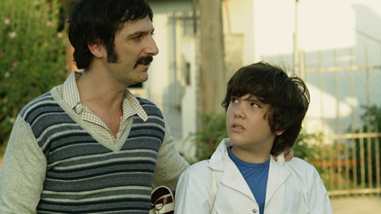 Un niño, interpretado por Teo Gutiérrez, debe vivir en la clandestinidad, pues sus padres son perseguidos por la dictadura argentina.