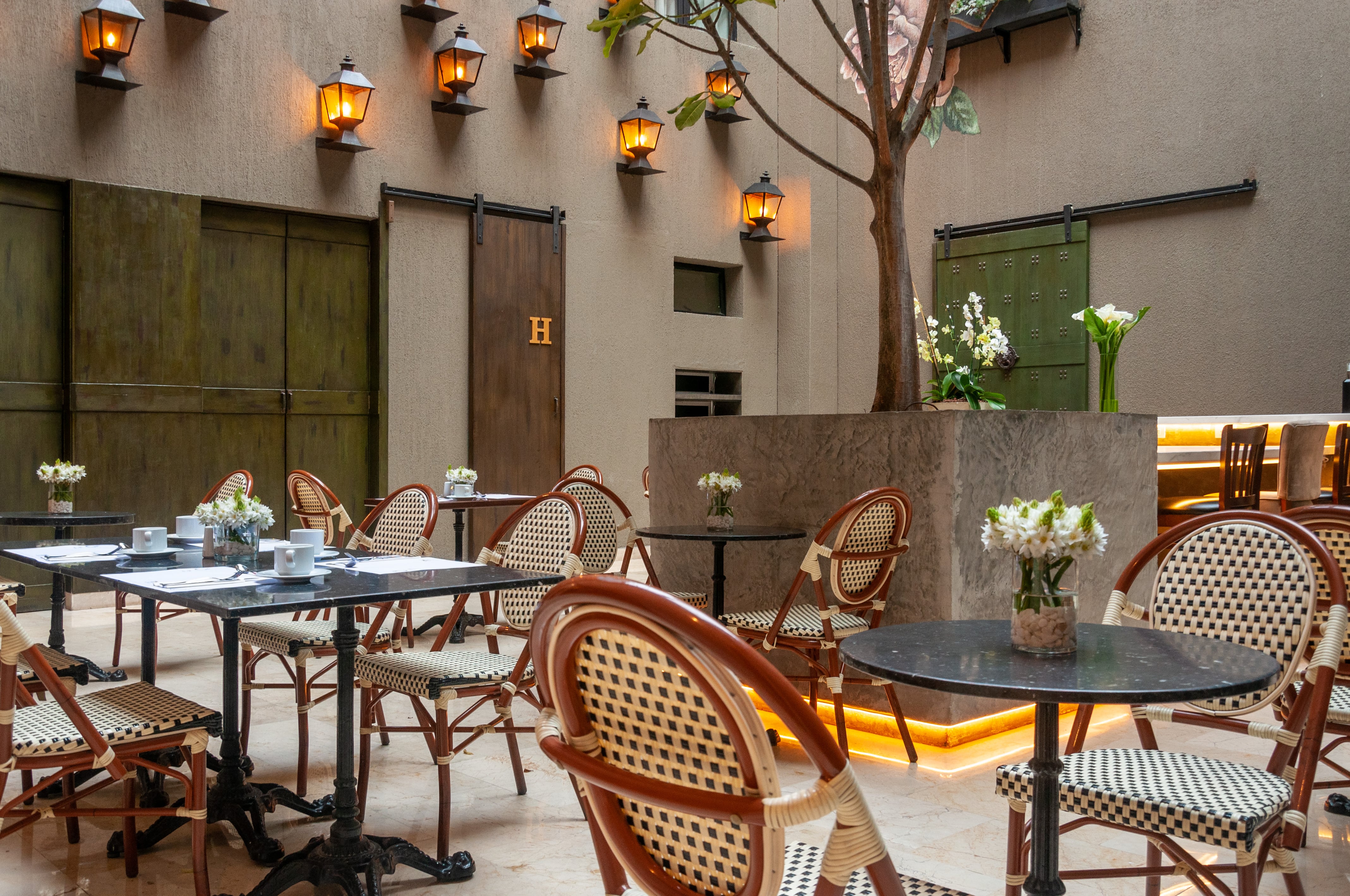 Con las buenas cifras de reactivación y ante el aumento del precio del dólar, el 2023 sería el mejor año para la hotelería en Colombia. NH Hotel Group completó 14 hoteles en Colombia.