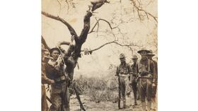 En esas imágenes Gonzales-Day eliminó digitalmente los cuerpos de los linchados, "una forma de simbolizar cómo los casos de los mexicanos que fueron víctimas de la violencia de las multitudes también fueron borrados de la historia". (Todas las imágenes son coretesía de Ken Gonzales-Day - www.kengonzalesday.com)