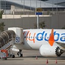 Pasajeros abordan un avión de FlyDubai en el Aeropuerto Internacional Ben Gurion, cerca de Tel Aviv, Israel.