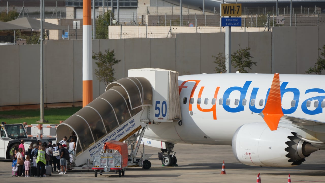 Pasajeros abordan un avión de FlyDubai en el Aeropuerto Internacional Ben Gurion, cerca de Tel Aviv, Israel.