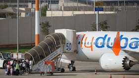 Pasajeros abordan un avión de FlyDubai en el Aeropuerto Internacional Ben Gurion, cerca de Tel Aviv, Israel.