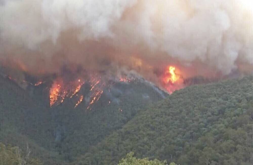 El humo y las llamas cubren el este de la gran región rural Gippsland, Victoria en Australia. Foto publicada el jueves 2 de enero de 2020, por el Departamento de Medio Ambiente, Tierra, Agua y Planificación de la región.  Foto del DELWP Vía AP. 