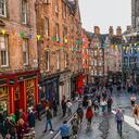 Vista aérea de la famosa y colorida Victoria Street en el casco antiguo de Edimburgo, Escocia, Inglaterra.
