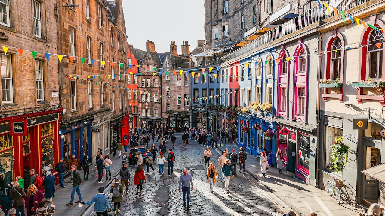 Vista aérea de la famosa y colorida Victoria Street en el casco antiguo de Edimburgo, Escocia, Inglaterra.