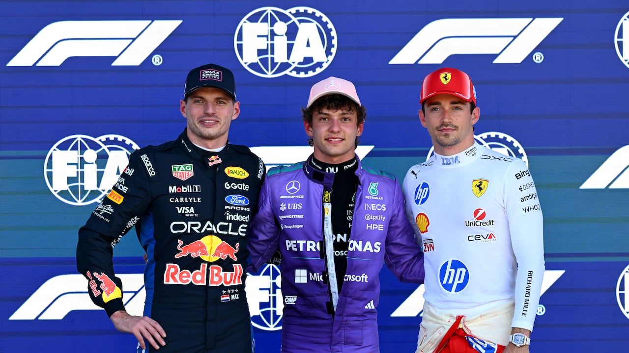 Andrea Kimi Antonelli, de Mercedes AMG; Max Verstappen, de Red Bull Racing, y Charles Leclerc, de la Scuderia Ferrari, serán los primeros en salir. (Photo by Mark Sutton - Formula 1/Formula 1 via Getty Images)