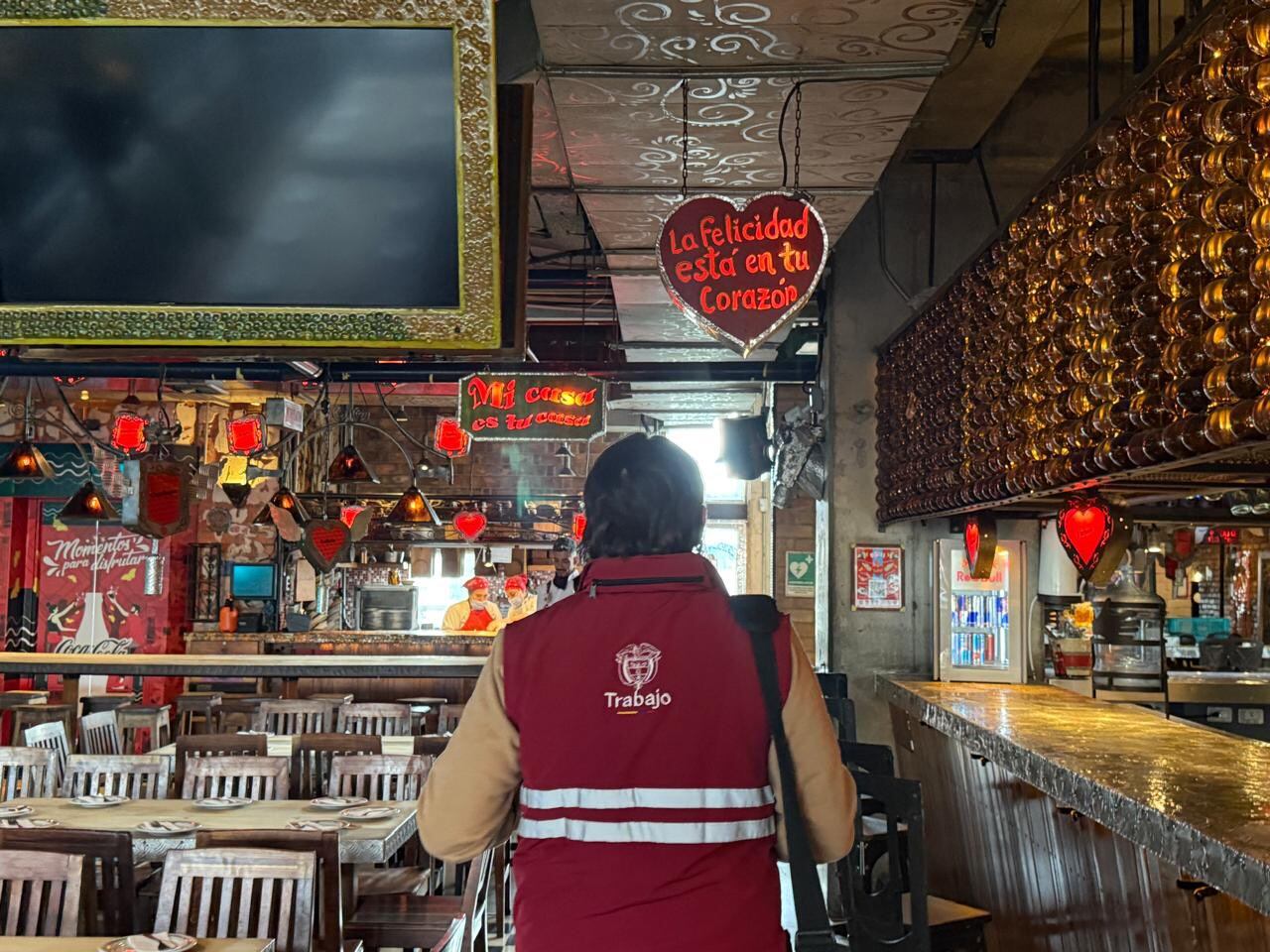 Ministerio de Trabajo haciendo inspección en restaurante Andrés DC donde se quemaron varios asistentes.