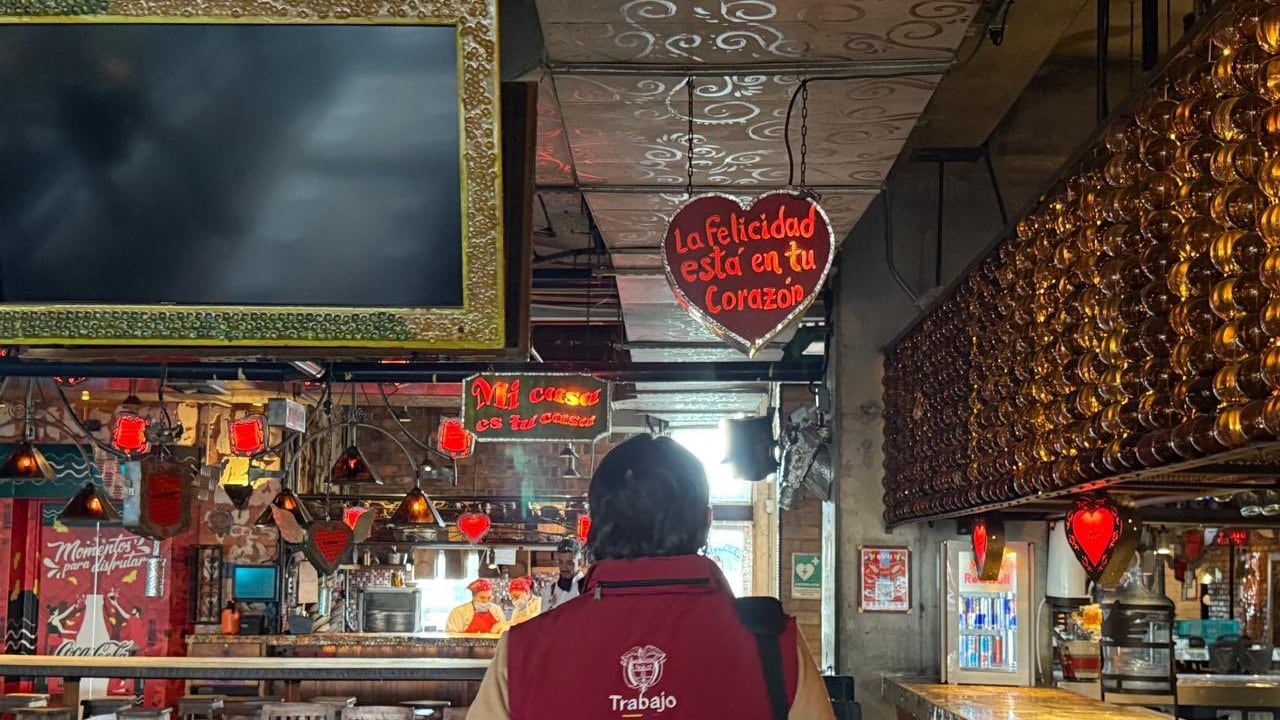 Ministerio de Trabajo haciendo inspección en restaurante Andrés DC donde se quemaron varios asistentes.