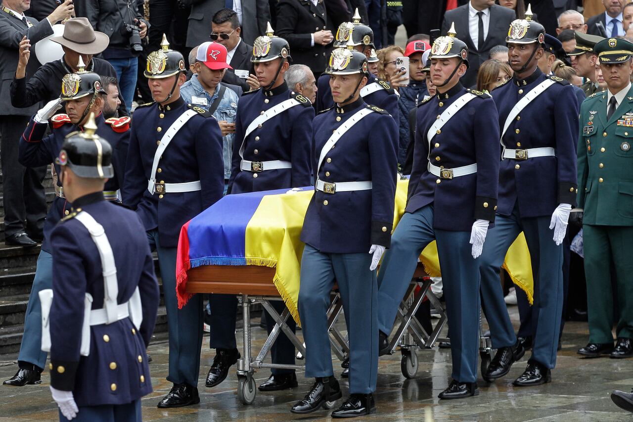 Miembros de la guardia Presidencial trasladaron el cuerpo de Miguel Uribe hasta la Catedral. (Photo by Andrea ARIZA / AFP)