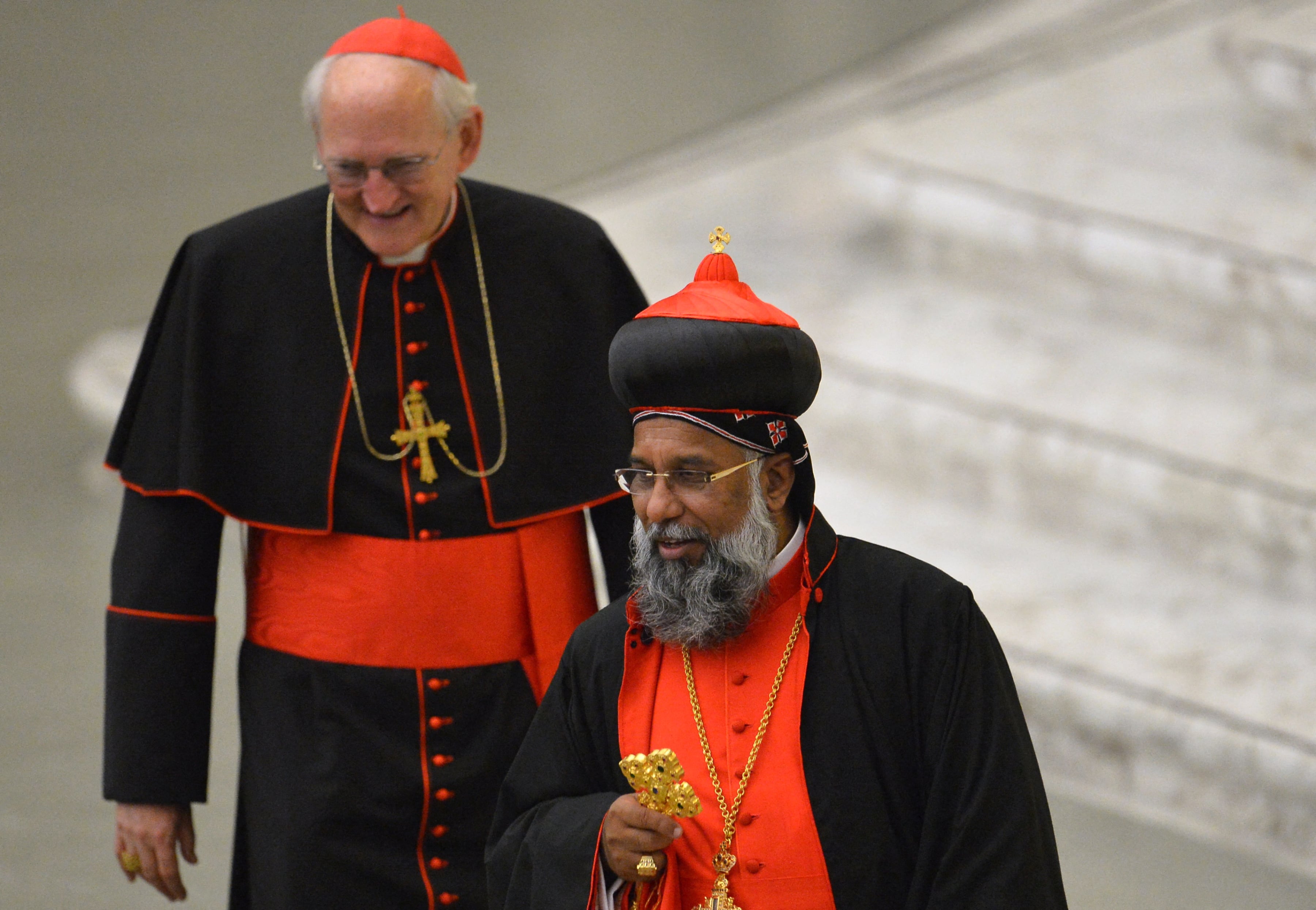 El cardenal indio usa un hábito oscuro tradicional.