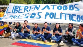 Hay presos políticos que consiguieron salir de las cárceles, mas no quedaron en libertad, porque la Justicia de ese país les dio la medida de casa por cárcel. Algunas de las excarcelaciones se están dando en El Helicoide, el centro penitenciario de Caracas recordado por ser un centro de tortura del régimen.