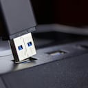 Computadora con unidad flash USB. Conector de unidad flash USB. Conexión de la unidad flash USB.