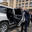 Gustavo Petro saliendo de la Casa de Nariño, en Bogotá, el 7 de agosto de 2026, en su último día como presidente de Colombia. Lo acompañaron sus hijos Antonella Petro Alcocer y Nicolás Alcocer Petro, así como parte de su saliente gabinete. Esta, la camioneta que lo retiró