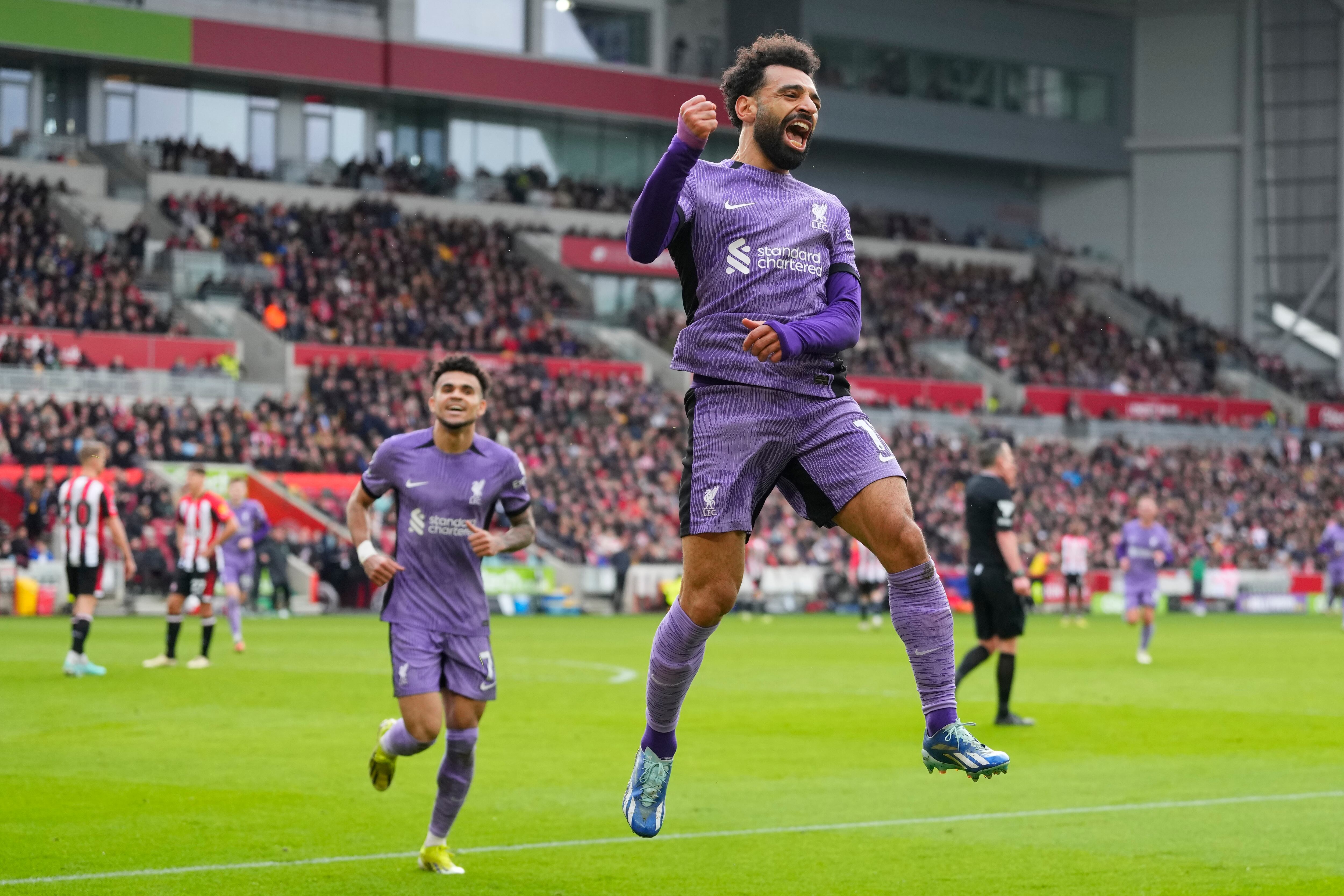 Mohamed Salah del Liverpool celebra marcar el tercer gol de su equipo durante el partido de fútbol de la Liga Premier inglesa entre Brentford y Liverpool en el Gtech Community Stadium de Londres, el sábado 17 de febrero de 2024. (Foto AP/Kirsty Wigglesworth)