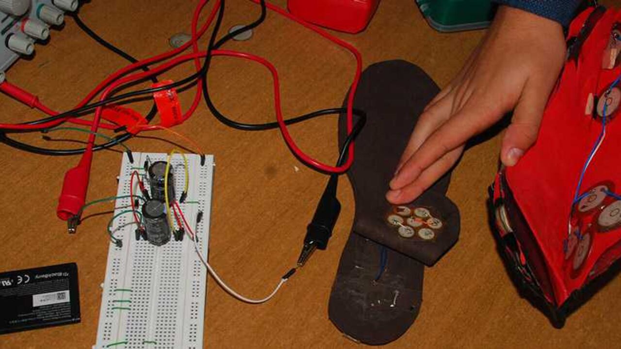 Los investigadores crearon una plantilla para zapatos que produce y acumula energía en el momento que una persona camina.