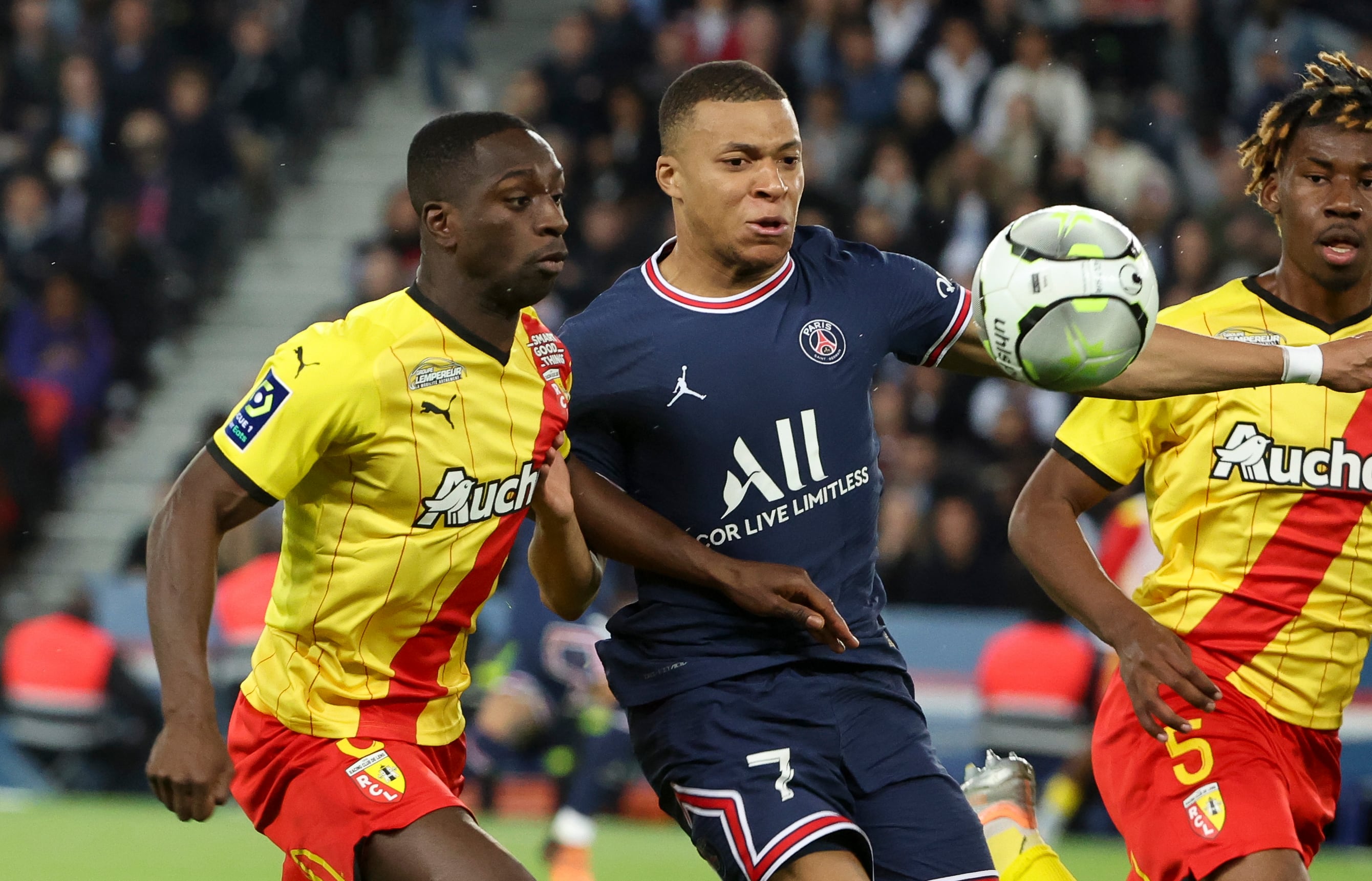 PARIS, FRANCE - APRIL 23: Kylian Mbappe of PSG, Deiver Machado of Lens (left) during the Ligue 1 Uber Eats match between Paris Saint-Germain (PSG) and RC Lens (RCL) at Parc des Princes stadium on April 23, 2022 in Paris, France. (Photo by John Berry/Getty Images)