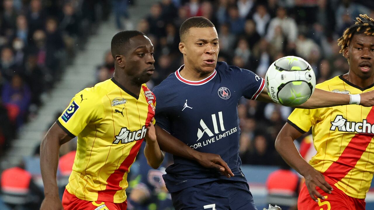 PARIS, FRANCE - APRIL 23: Kylian Mbappe of PSG, Deiver Machado of Lens (left) during the Ligue 1 Uber Eats match between Paris Saint-Germain (PSG) and RC Lens (RCL) at Parc des Princes stadium on April 23, 2022 in Paris, France. (Photo by John Berry/Getty Images)