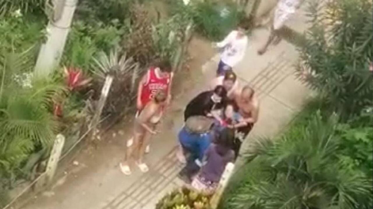 Una adulta mayor entre las heridas por arma de fuego.