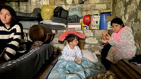 Niños esperan en un refugio durante un bombardeo en Stepanakert, en Nagorno-Karabaj, Azerbaiyán, el 20 de septiembre de 2023.