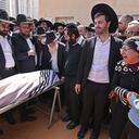 Los dolientes israelíes asisten al funeral de Avishai Yehezkel, una de las cinco personas que murieron en el tiroteo de ayer en la ciudad religiosa de Bnei Brak, el 30 de marzo de 2022. - El primer ministro israelí, Naftali Bennett, advirtió sobre una "ola del terrorismo árabe asesino" antes de los funerales de dos de las cinco personas muertas en un tiroteo en la ciudad judía ultrarreligiosa. El tiroteo en Bnei Brak, una ciudad costera en las afueras de Tel Aviv, de cuatro civiles y un oficial de policía fue el tercer ataque fatal con arma o cuchillo en el estado judío en la última semana. (Foto de Menahem KAHANA / AFP)