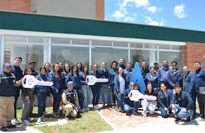 Trabajadores de Constructora Capital durante una jornada de entrega de viviendas.