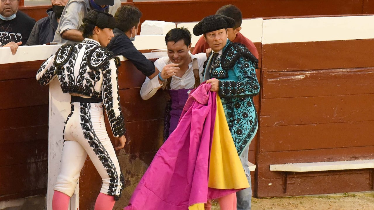Cali, plaza de toros de Cañaveralejo, 11 de diciembre de 2021. Joselito Castañeda, novillero de Bogotá, tras sufrir un fuerte percance. La voltereta de un novillo de Paispamba le causó fisura de la pelvis.