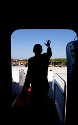 El presidente Obama se despide mientras aborda el AF1 en la base Andrews en Maryland.