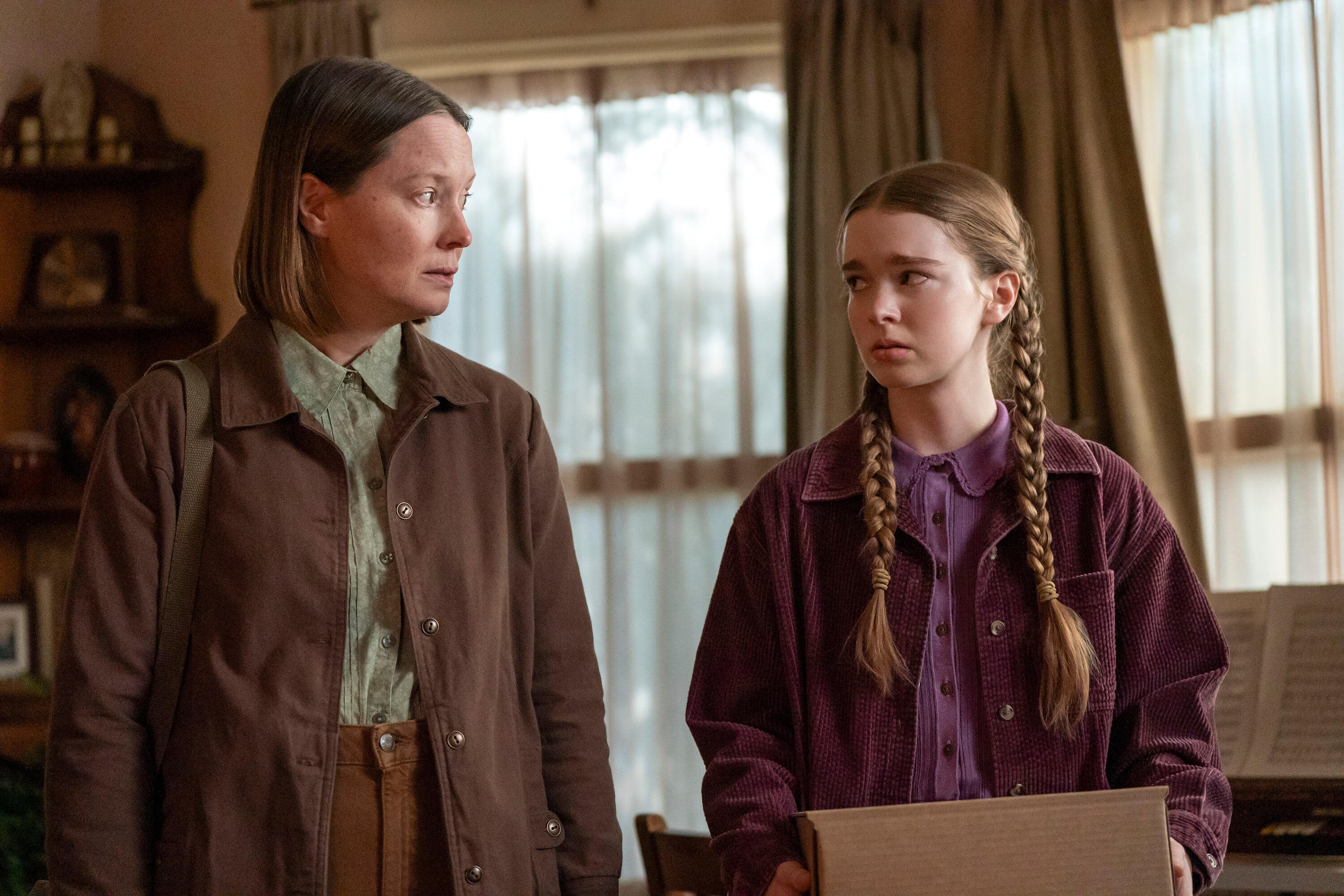 Summer H. Howell (Carrie White) y Samantha Sloyan (su madre, Margaret White) tienen intercambios supremamente intensos.