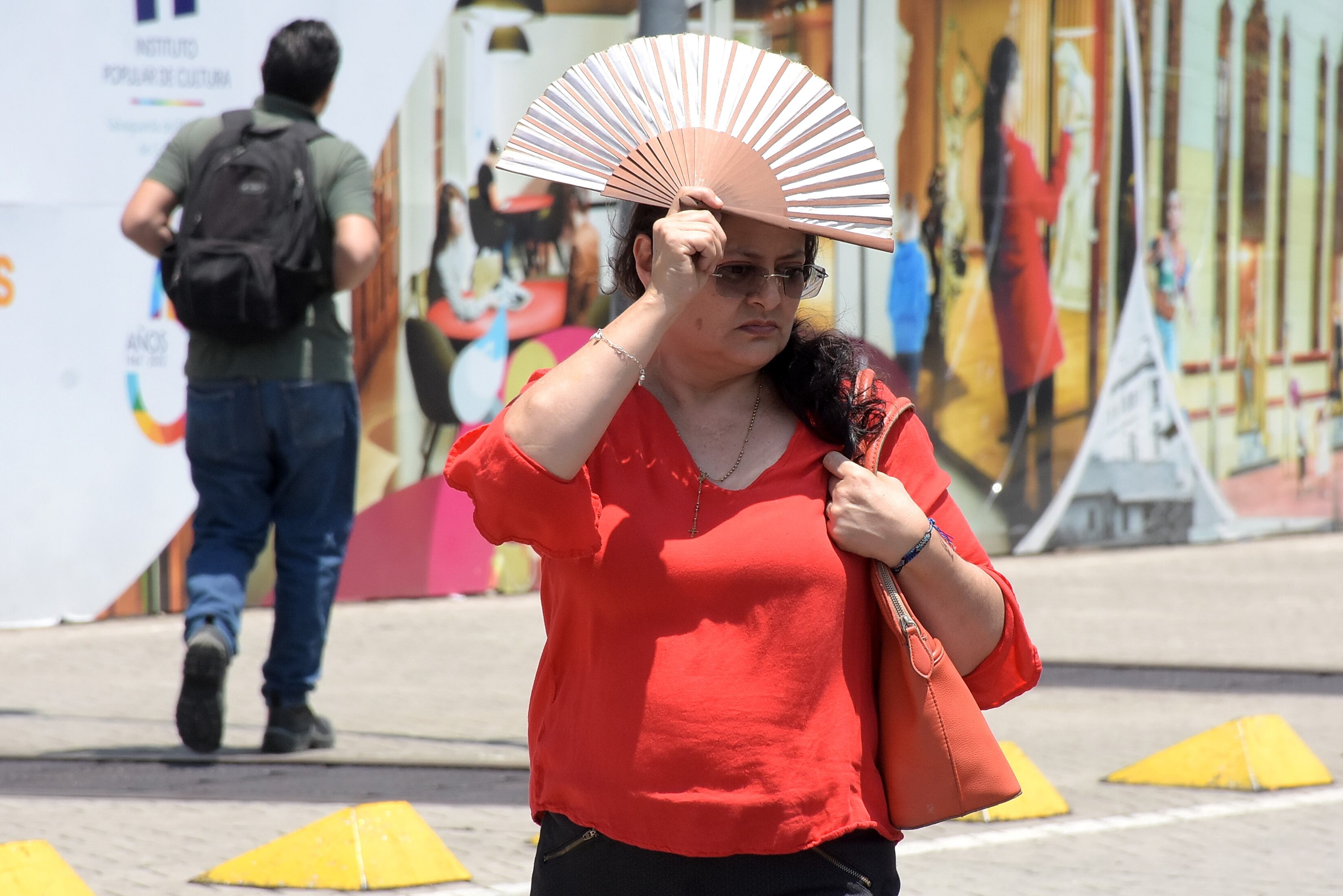 Santiago de Cali amaneció hoy con temperaturas aproximadas a los 34 Grados, esto debido al fenómeno del niño y los caleños se las ingenian para protegerse del inclemente sol que por estos días golpea a la ciudad.