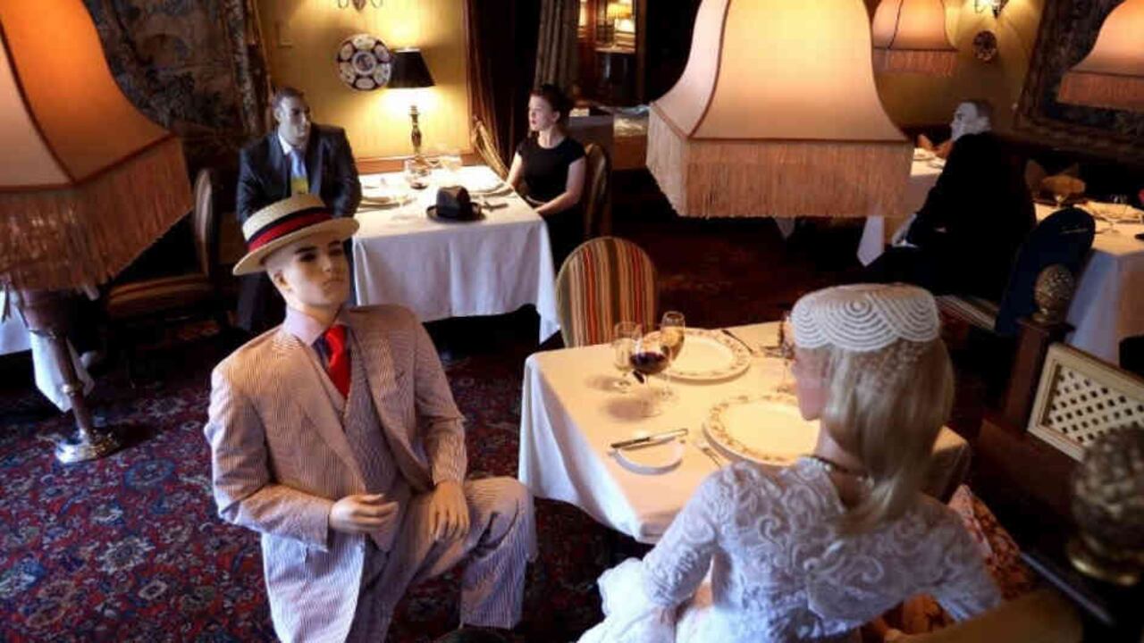 El glamour tiene que encajar con el lugar, donde un menú de degustación puede costar 248 dólares por cliente sin vino.