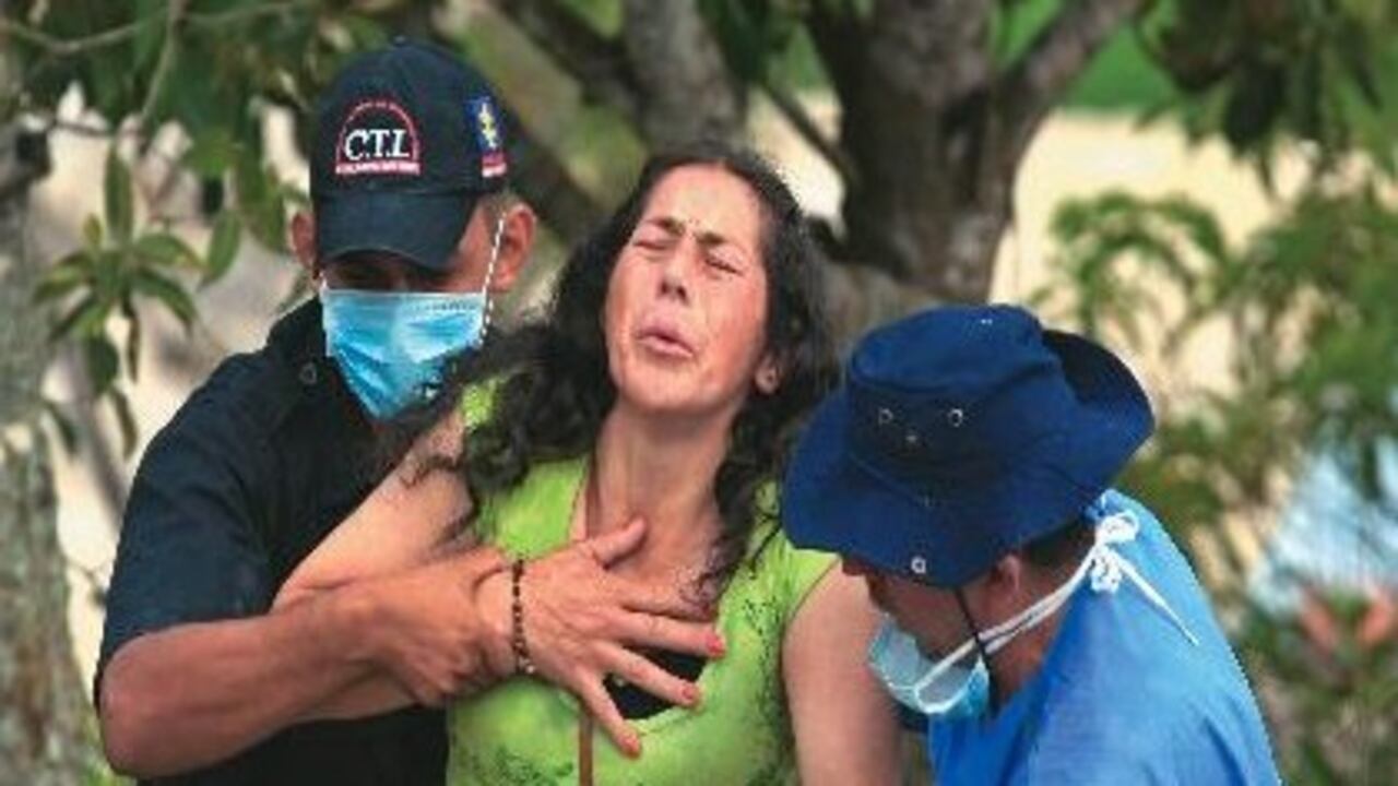 La madre de uno de los jóvenes desaparecidos llora el cuerpo de su hijo.