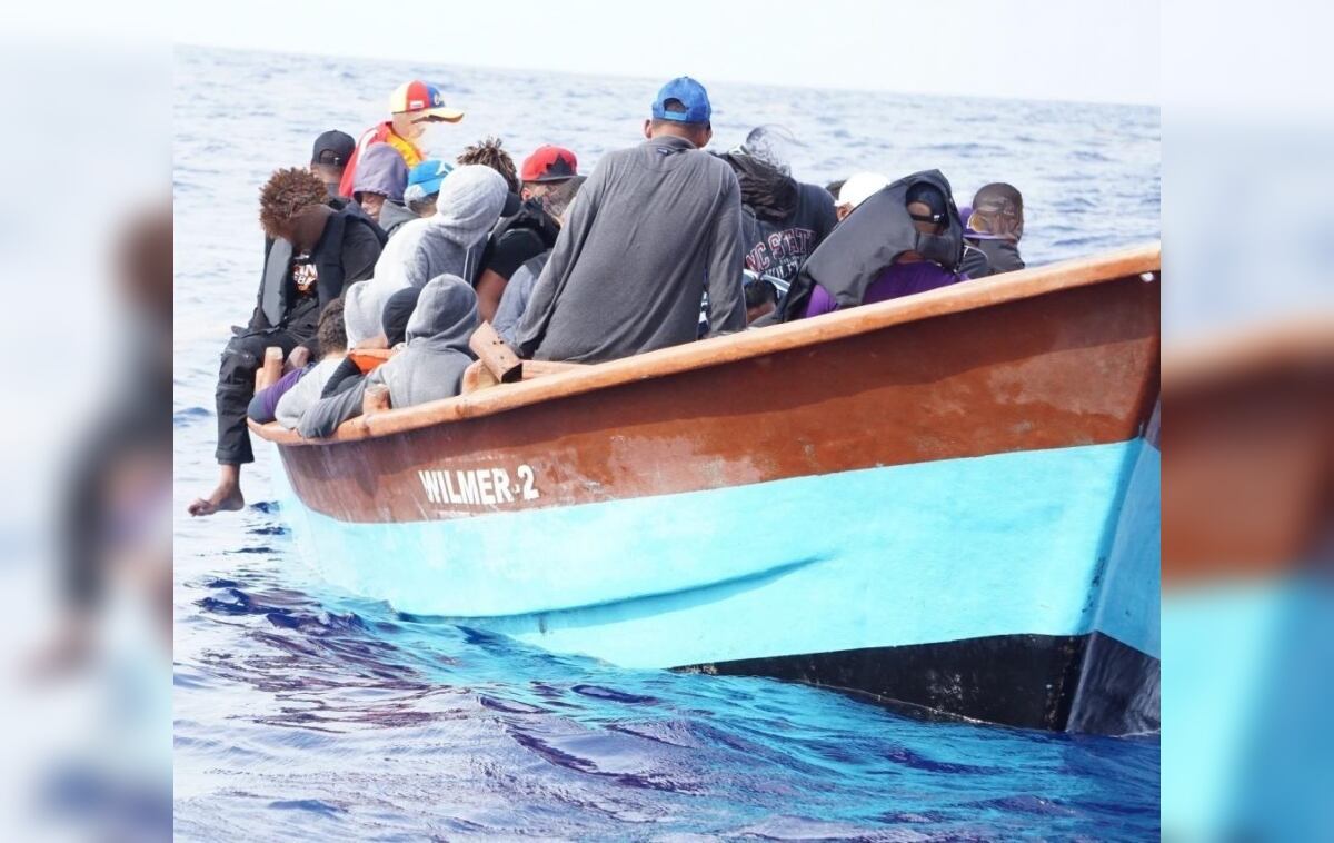 El patrullero de la Guardia Costera Joseph Napier intercepta un buque de viaje ilegal en el Pasaje de Mona