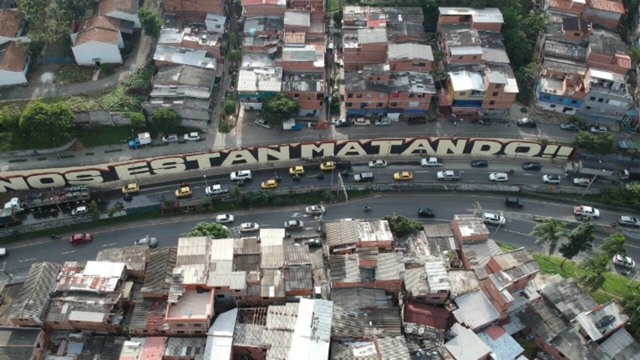 Imagen del graffiti "Nos están matando" de Medellín