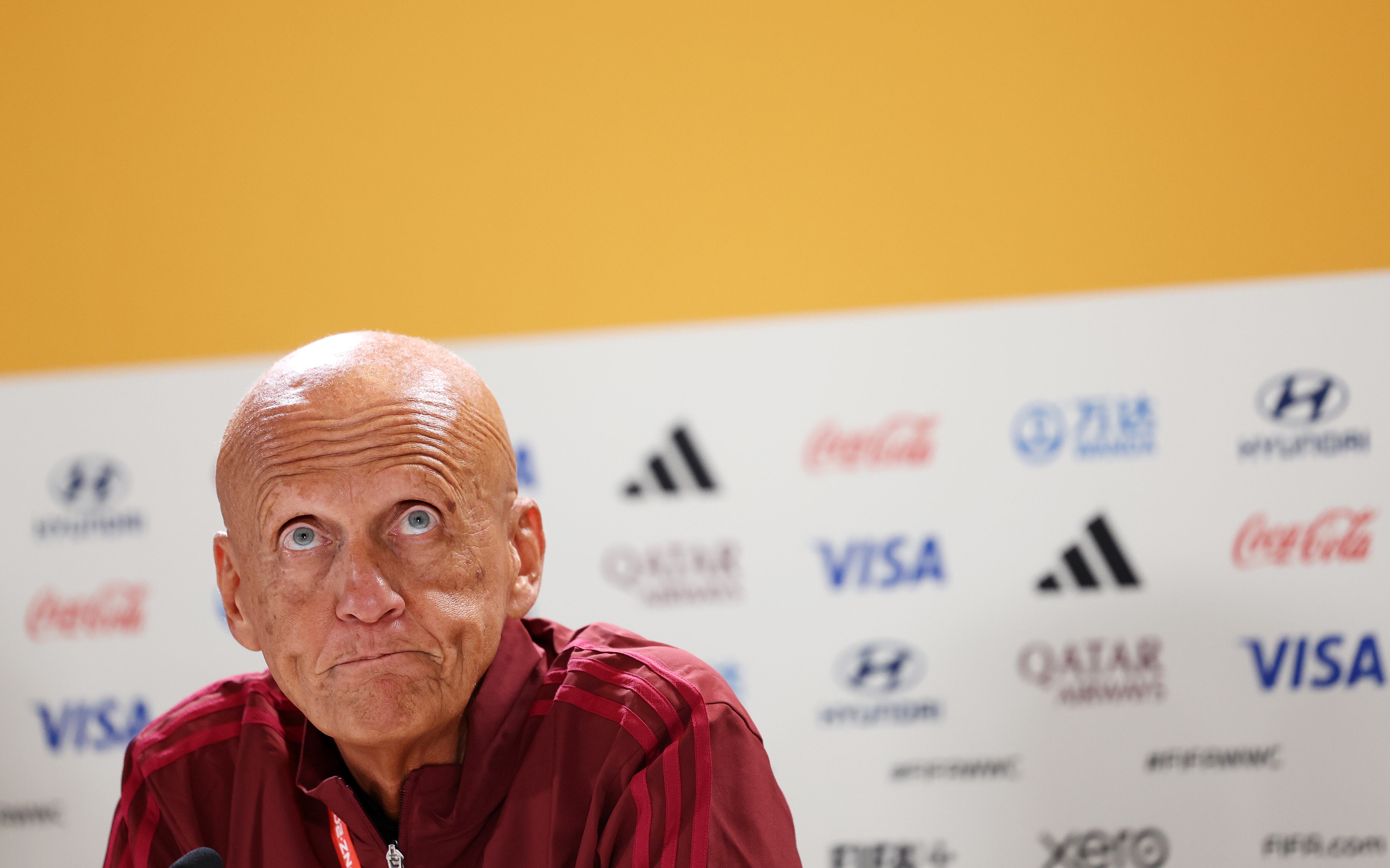 Pierluigi Collina en la conferencia de prensa donde anunció la implementación de la voz del árbitro a todo el estadio tras la decisión que tome por revisar el VAR